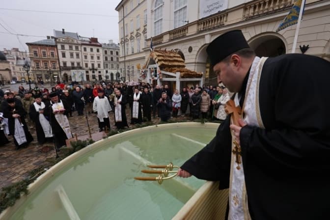 Як давні коляди вплинули на дітей з Луганщини та чому зникли ліки для онкохворих. Підсумки доби
