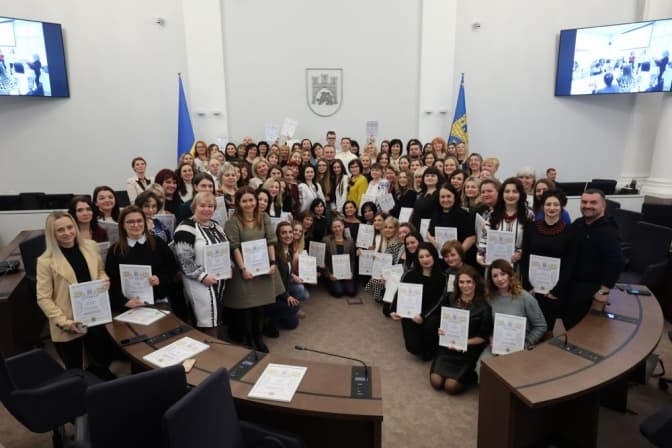 100 львівських педагогів отримали по 25 тисяч гривень. Повний перелік