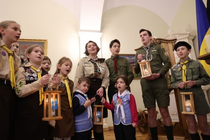 Львівські пластуни передали місту Вифлеємський вогонь миру. Фото