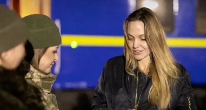 «Це було важко, але надихаюче»: Анджеліна Джолі поділилася враженнями від поїздки на південь України