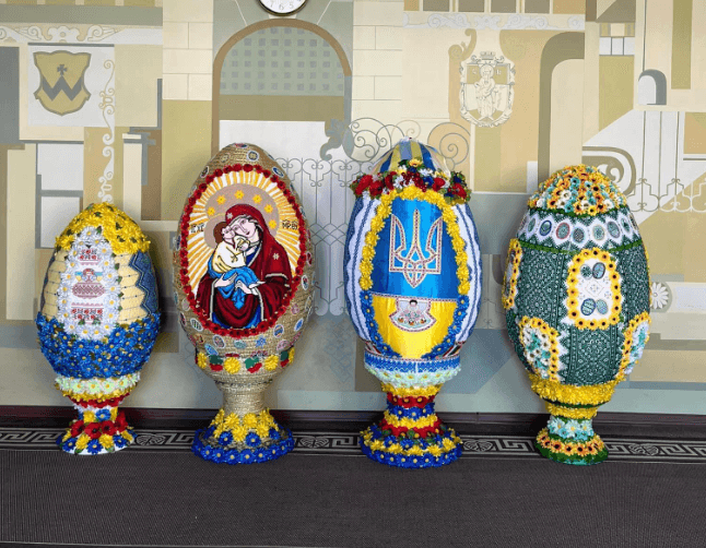 На Львівщині встановлять рекорд України: жінка вишила писанки висотою півтора метри