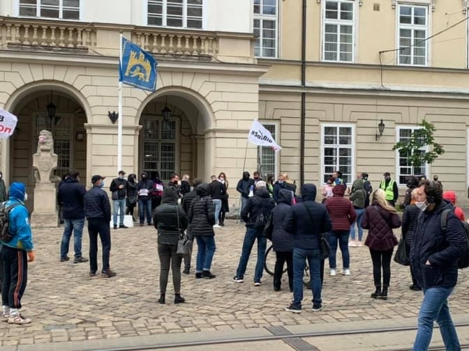 Львівську ратушу пікетують підприємці. Чого вимагають