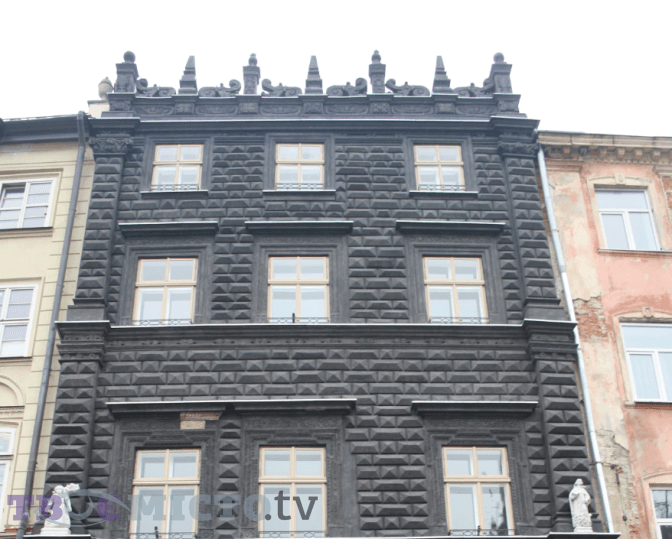 На площі Ринок після реставрації відкрили чорну кам’яницю. Фото