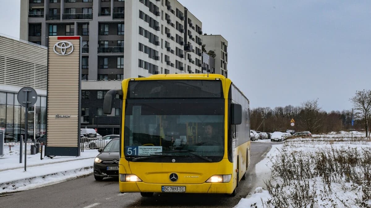 На один з маршрутів у Львові виїхало десять нових автобусів