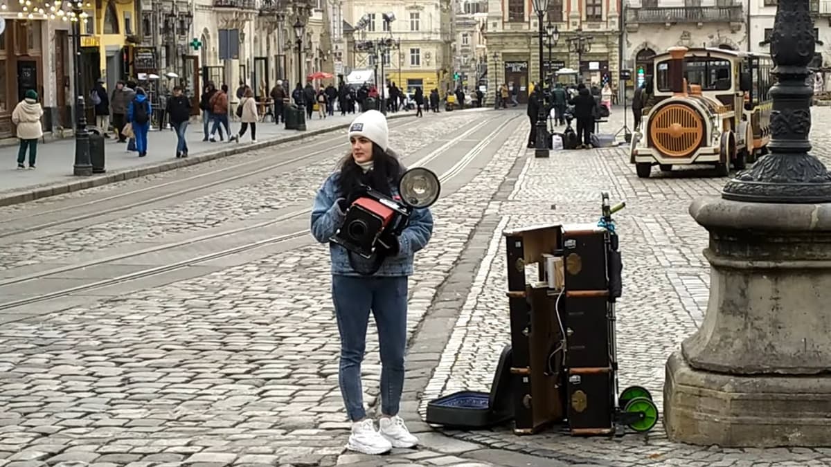 Російська музика в центрі Львова: у місті перевірять інцидент із вуличними фотографами