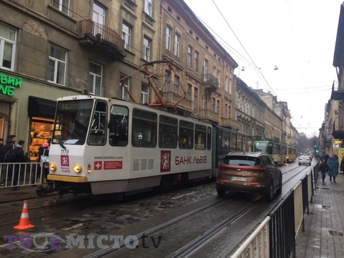 Ситуація на дорогах Львова. У центрі зупинилися трамваї