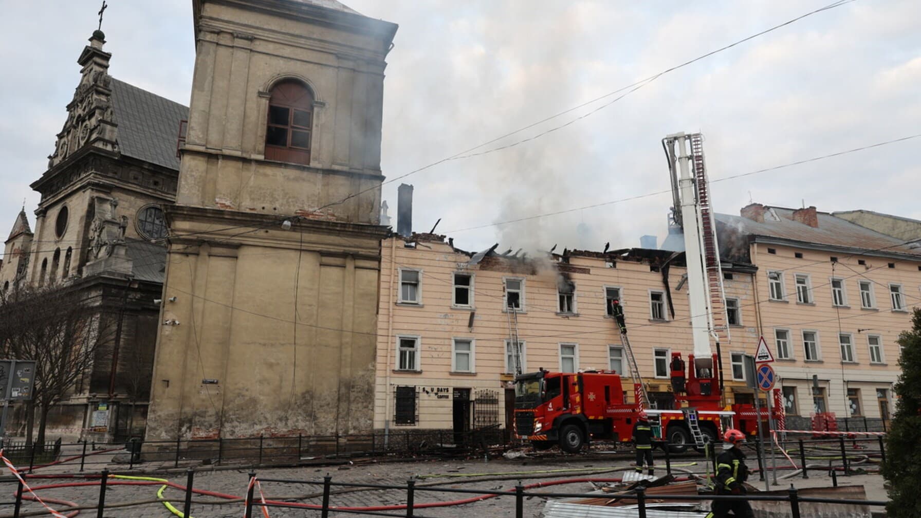 Руйнування історичного комплексу від російської атаки на Львів  /фото ЛМР
