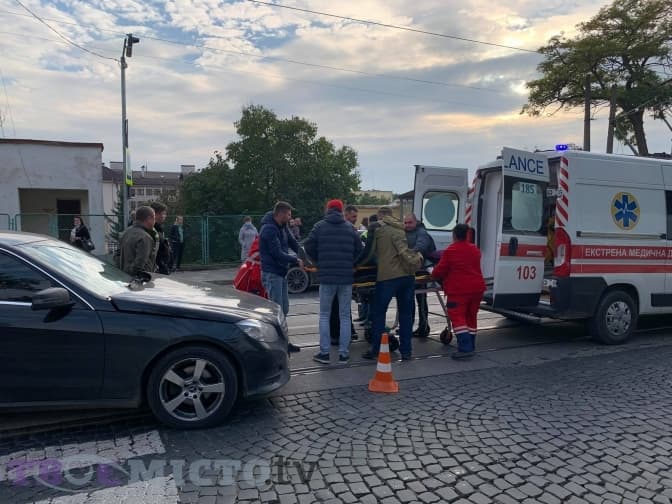У Львові на переході збили жінку та двох дітей. Фото