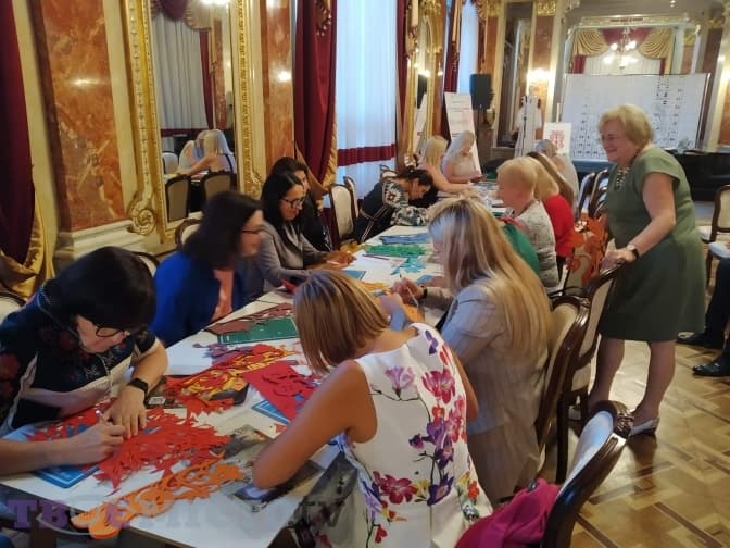 У Львові провели благодійний майстер-клас із виготовлення витинанок. Відео