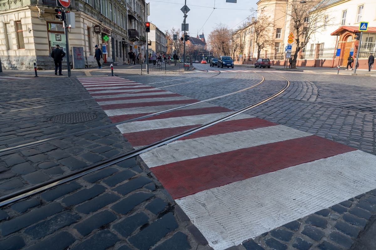 На Бандери облаштували діагональний перехід і змінили регулювання світлофора