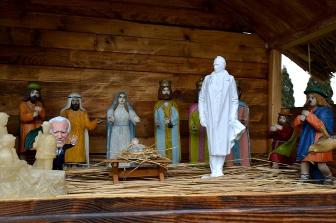 На Львівщині встановили шопку із фігурами Байдена та Бандери