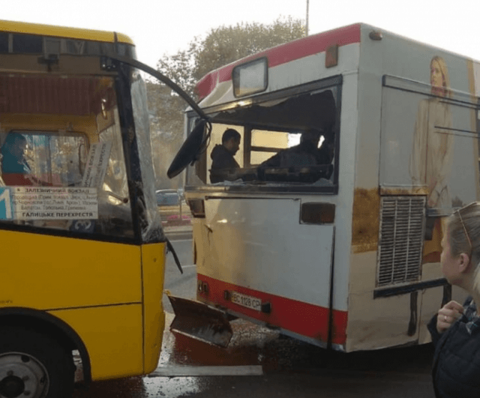 Після ранкової аварії у водія автобуса №31 діагностували серцевий напад