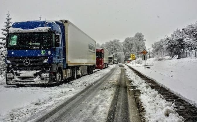 На в'їзді до Києва обмежать рух вантажівок через хуртовину