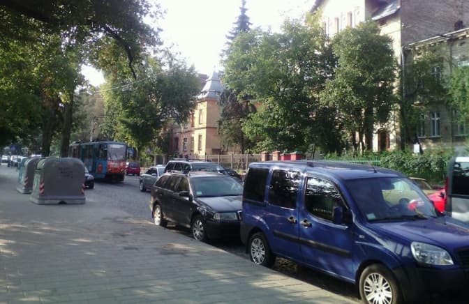 На частині вулиці Свєнціцького встановлять бетонні делініатори