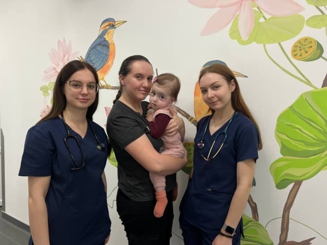 Дівчинці із рідкісним захворюванням допомогли подолати важку пневмонію у Львові