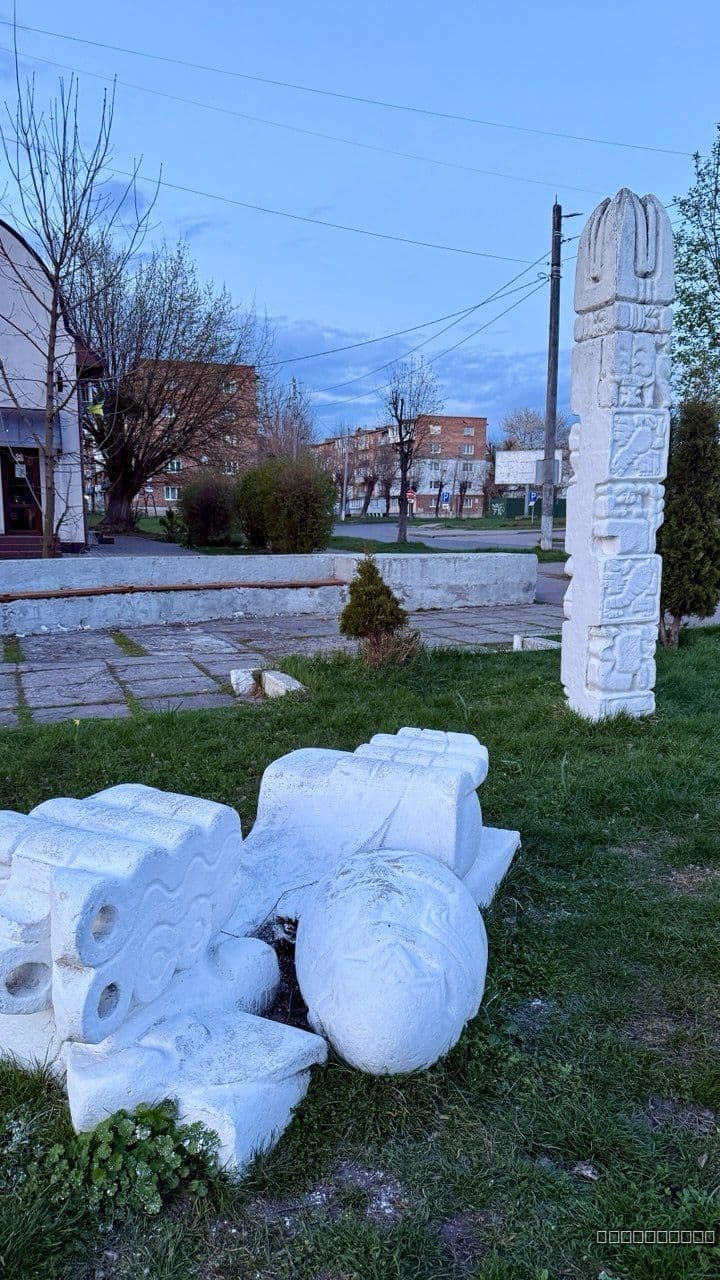 Пам'ятник складається з кількох компонентів