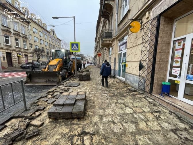 Біля медзакладів на Личаківській у Львові облаштовують безбар’єрну зупинку