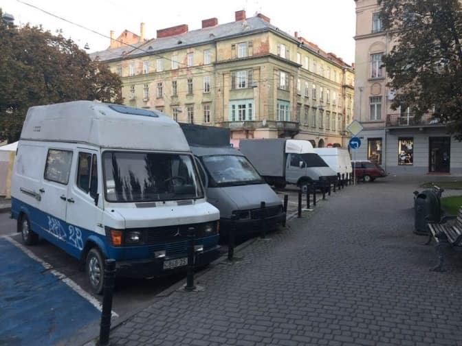 Чому не евакуюють автомобілі на площі біля Вернісажу