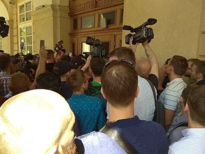 Протестувальники виламали двері до міської ради та увірвались у ратушу. Відео