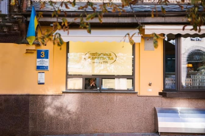 У Києві з’явився пам’ятник сосисці в тісті