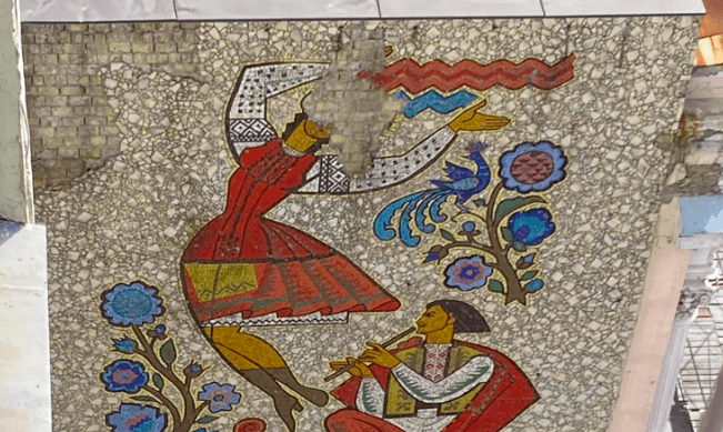 Біля оперного в Києві руйнується мозаїчне панно