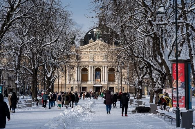Затримки на кордоні з Польщею та очищення доріг на Львівщині. Головне за добу