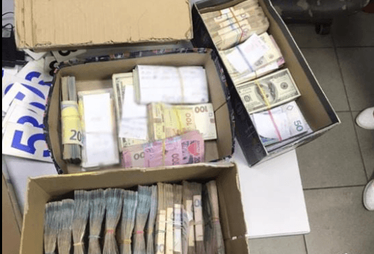 Львівський податківець за «відкати» допомагав релізовувати нелегальний алкоголь