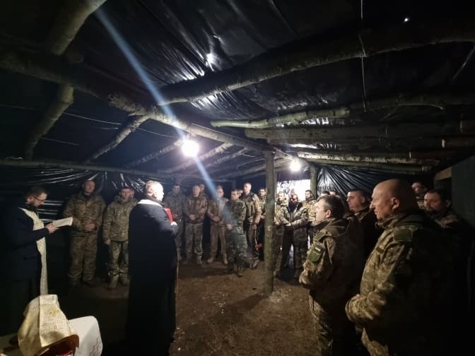 Військовослужбовці зі Львівщини показали, як колядують на передовій