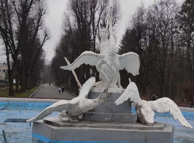 У фонтані в Стрийському парку відновлюють фігури лебедів. Коли запустять в роботу