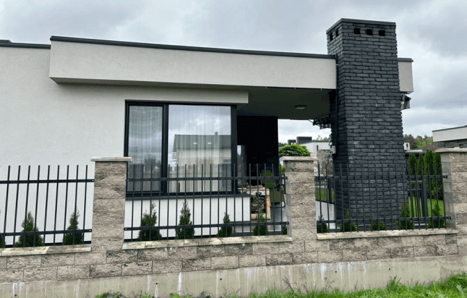 Двох податківців підозрюють у приховуванні заміських котеджів біля Львова