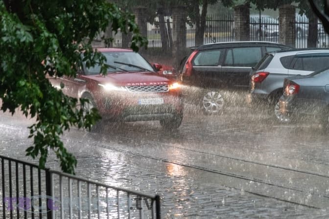 Пошкоджені дахи і підтоплені вулиці. Наслідки негоди у Львові