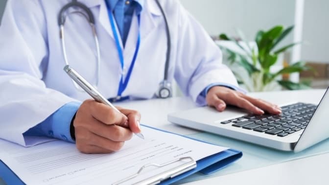 Скільки сімейних лікарів є на Львівщині та яку зарплату вони отримують