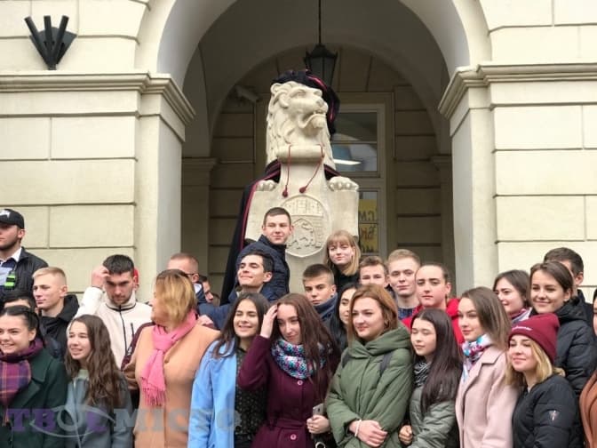 У Львові левів на площі Ринок одягнули в студентські мантії. Фото дня