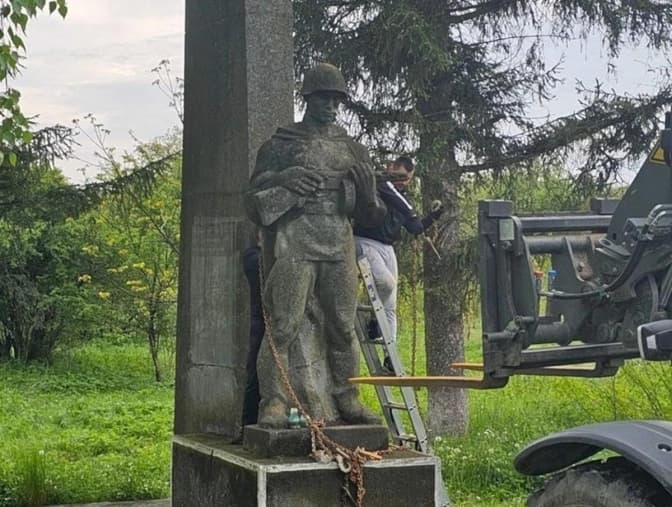 На Львівщині демонтували ще чотири пам'ятники радянської доби
