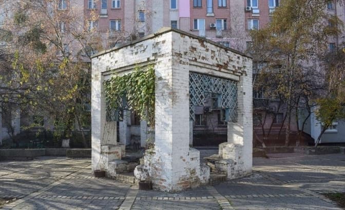Активісти відновлять модерністську альтанку на Подолі, яку частково зруйнували комунальники