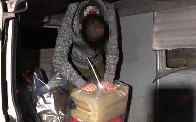 На Львівщині затримали трьох чоловіків, які крали пальне з нафтопроводу