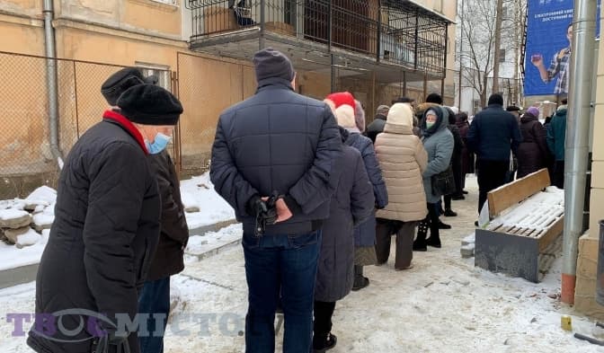 До Центру пасажирів у Львові утворилися черги з охочих отримати е-квиток. Фотофакт
