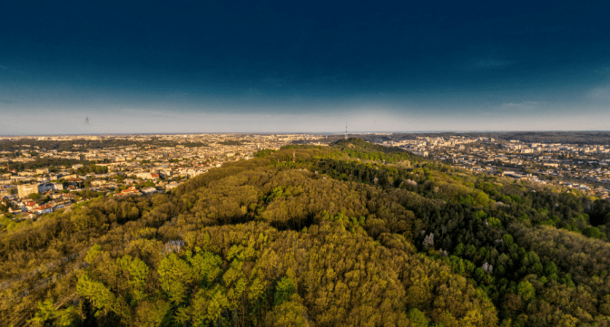 Частину стежок у парку «Знесіння» закрили через небезпеку зсувів