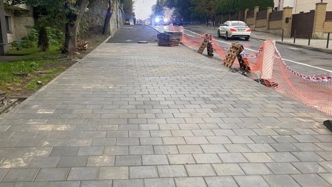У Франківському районі Львова ремонтують тротуар біля садка та ліцею
