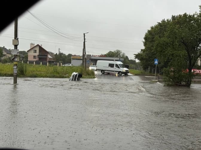Через негоду на Львівщині підтоплено сотні будинків і авто, без світла понад 44 тисячі абонентів