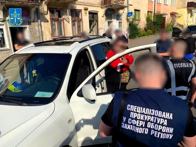 На Львівщині працівник військкомату допомагав ухилянтам уникнути призову