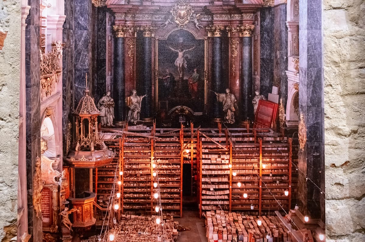 В підземеллі Гарнізонного храму показують стародавні книги. Фоторепортаж