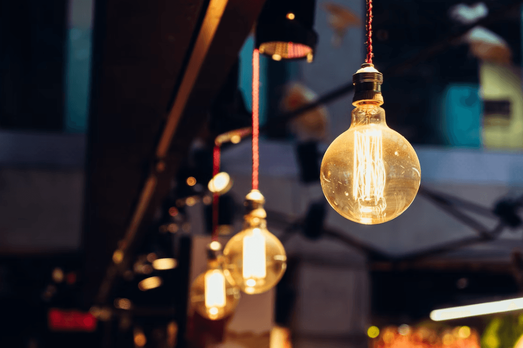 Українців просять економити електрику. Коли краще користуватися приладами і що робити вдень