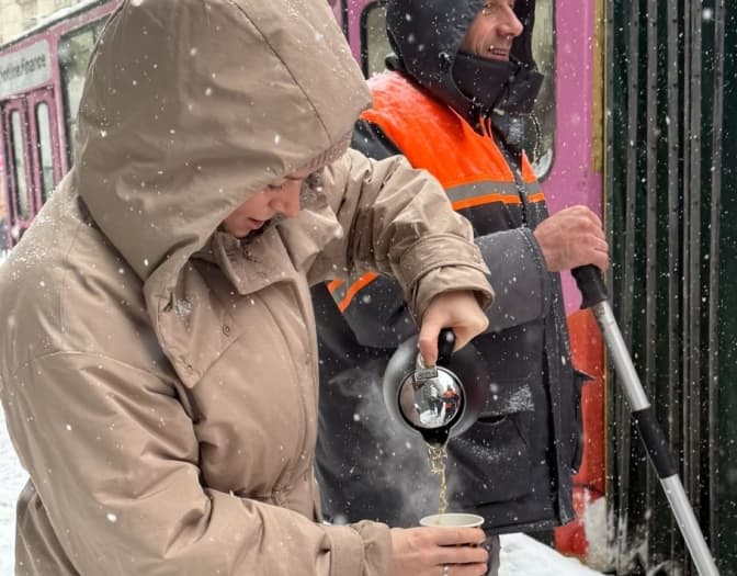 У Львові закликають рестораторів пригощати двірників теплим чаєм