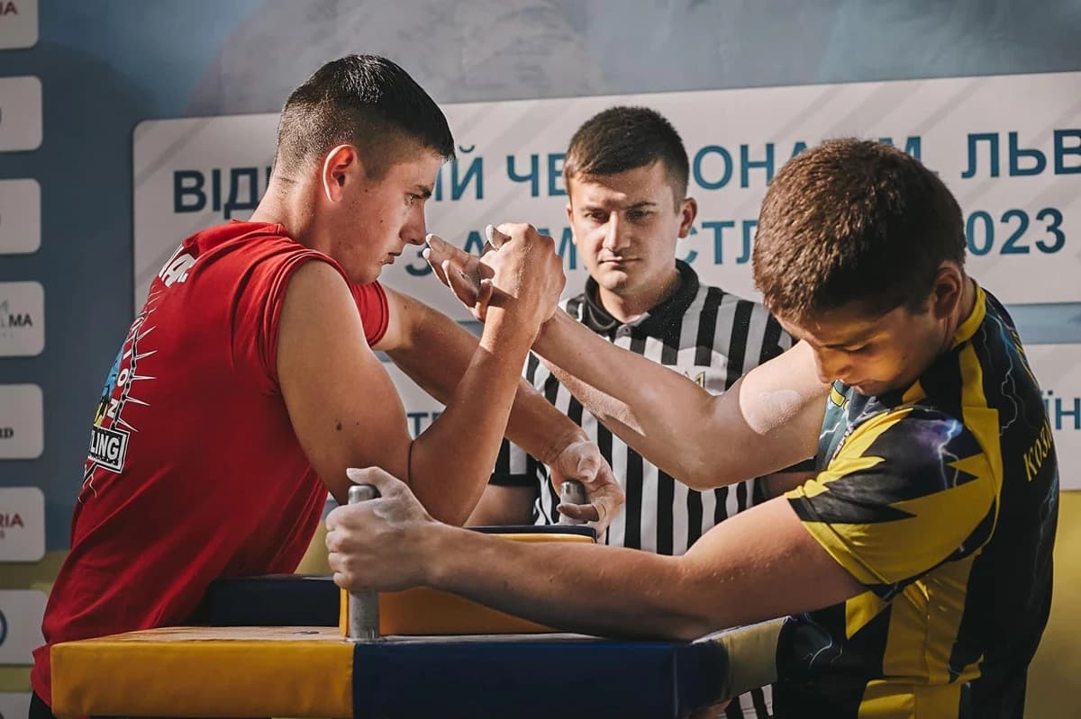 На Львівщині армреслери зібрали понад 60 тисяч для ЗСУ