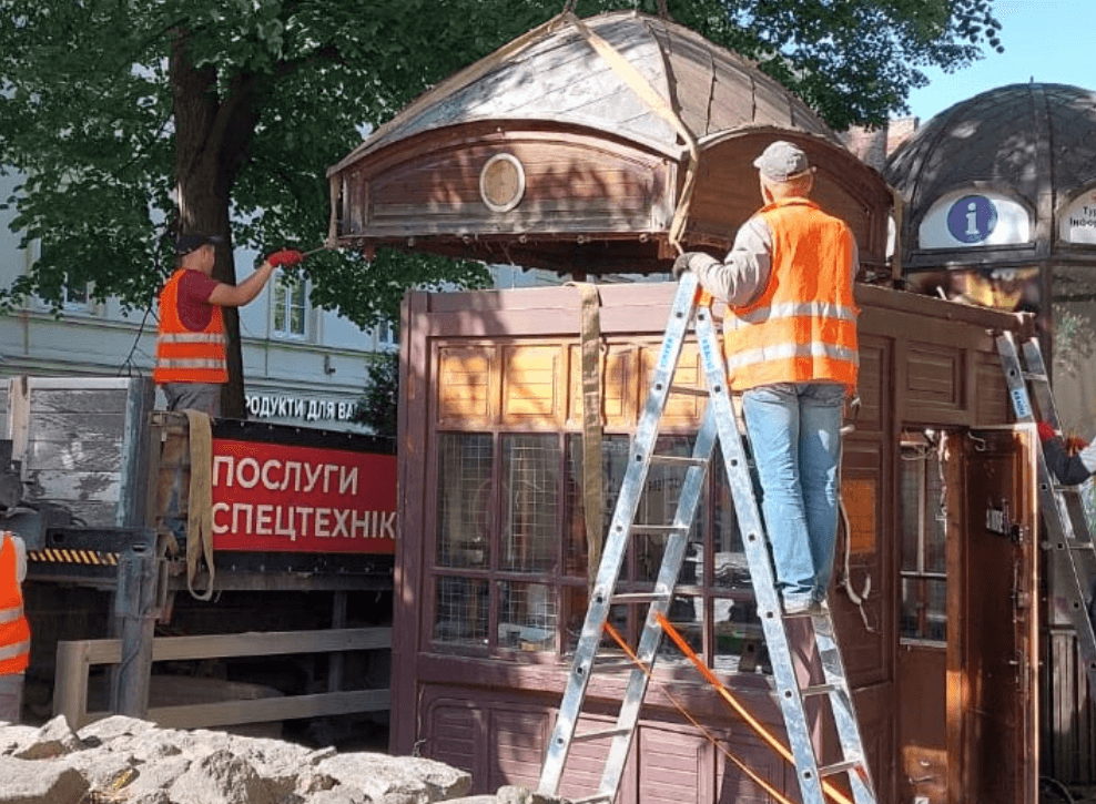 Демонтаж МАФу у Львові / Фото: Любомир Зубач