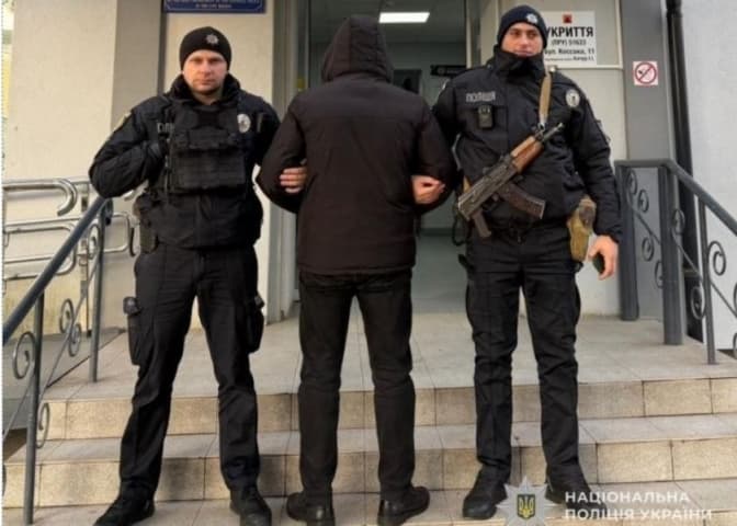 На Львівщині поліція затримала чоловіка, який поранив військовослужбовця ТЦК кухонною «сокирою-молотком»