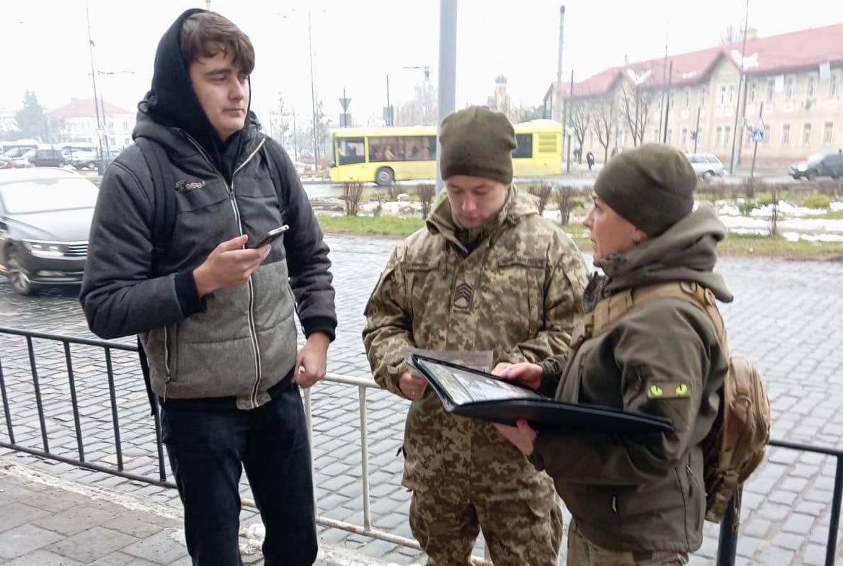 Працівники ТЦК проводять агітацію на вулицях Львова