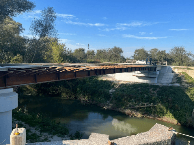 На Львівщині ремонтують ще один міст, який 15 років тому зруйнувала повінь