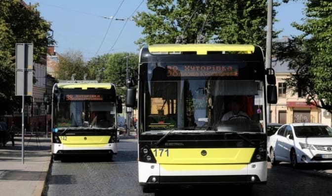 Рух двох тролейбусних маршрутів у Львові призупинили через обрив контактного дроту: яких саме